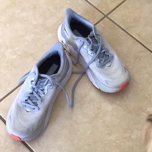 HOKA ARAHI SIZE 8 W COLOR AIR